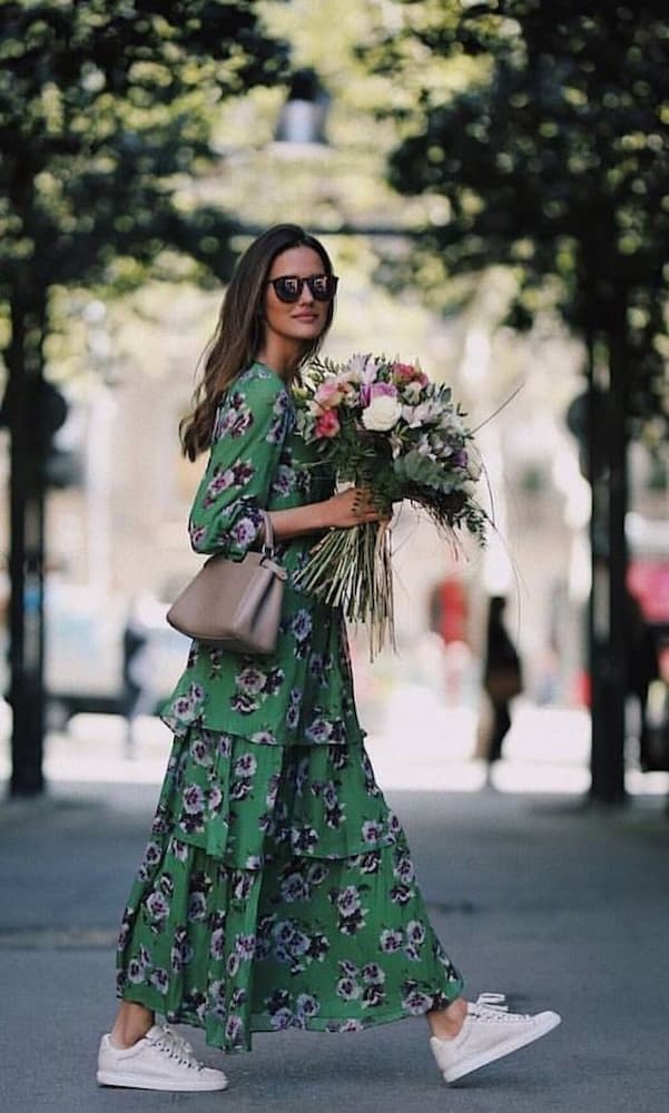 tênis branco para look com vestido floral verde longo