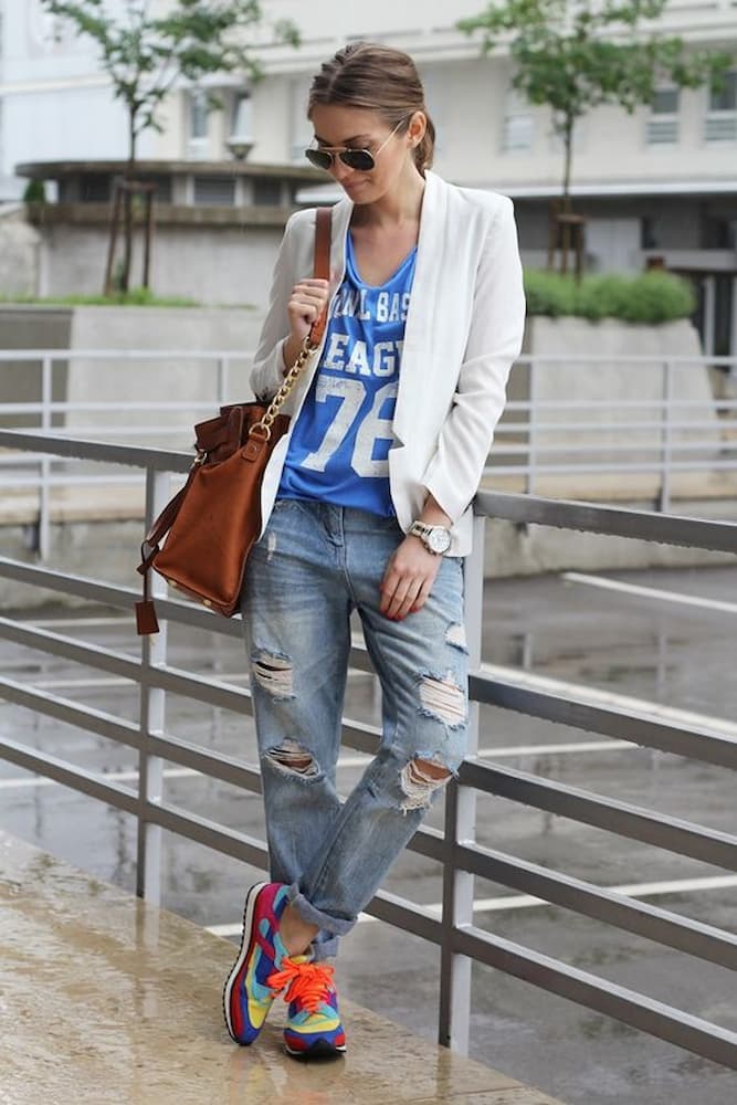 tênis colorido para look com calça jeans camiseta e blazer 