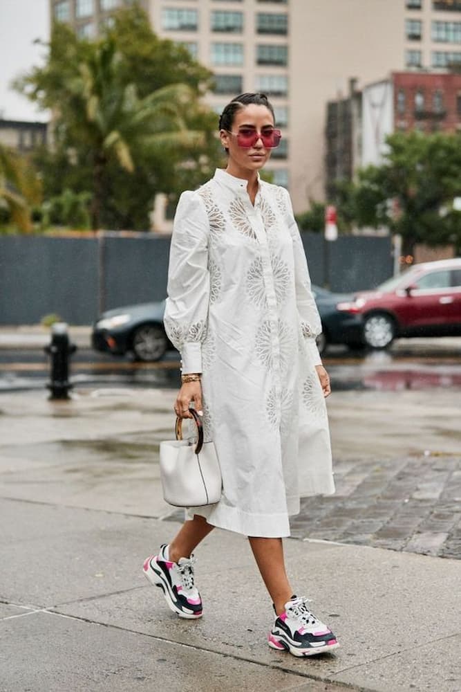 tênis esportivo para look com vestido de manga longa midi