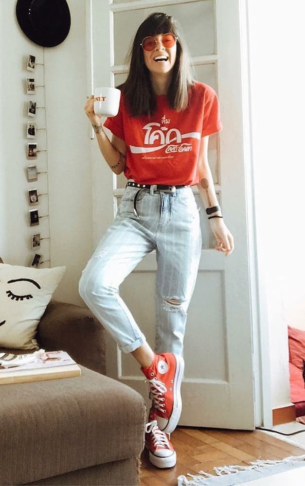 tênis vermelho para look com calça jeans e camiseta