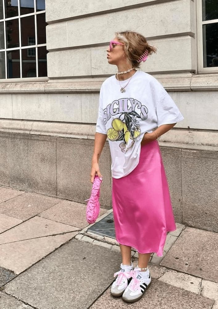 saia rosa para look com tênis samba e camiseta