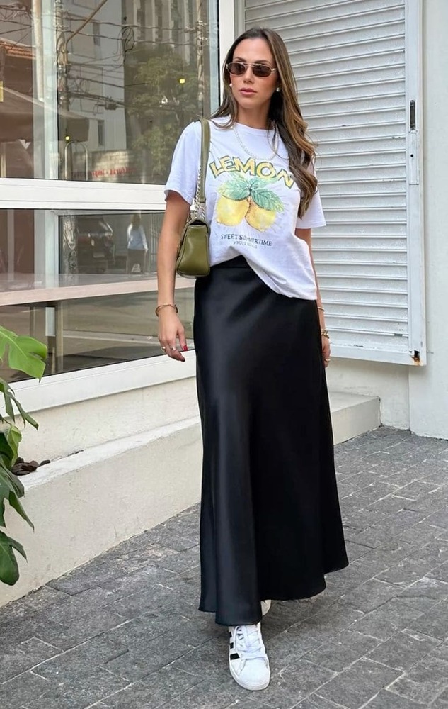 look com saia de cetim longa e tênis branco