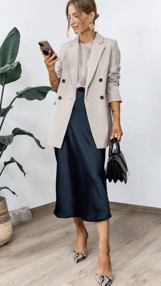 look com saia de cetim midi para trabalhar com blazer 