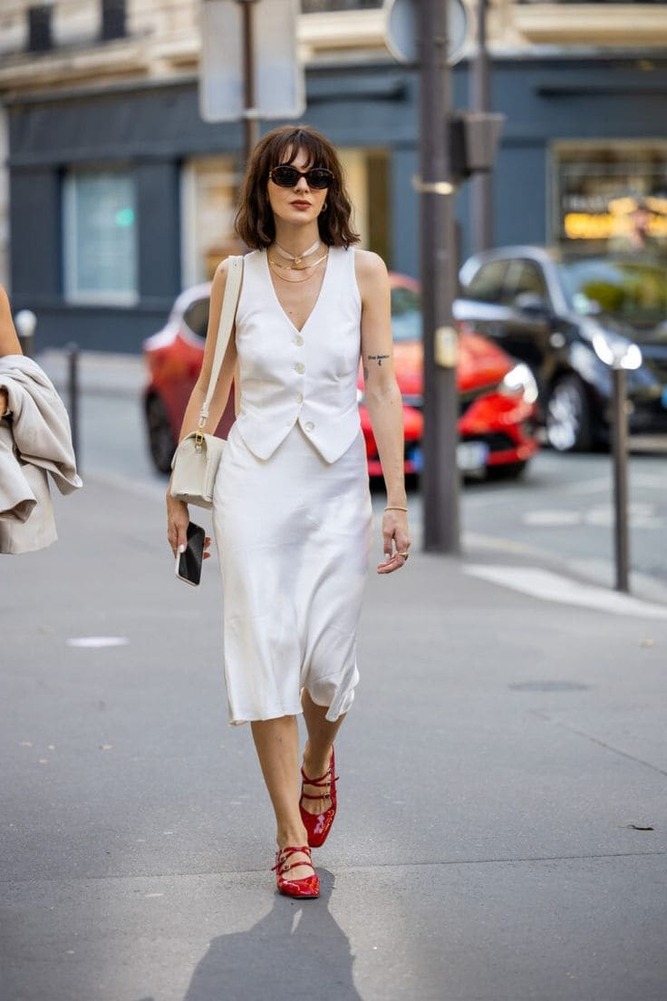 sapatilha vermelha para look com saia de cetim midi e colete branco