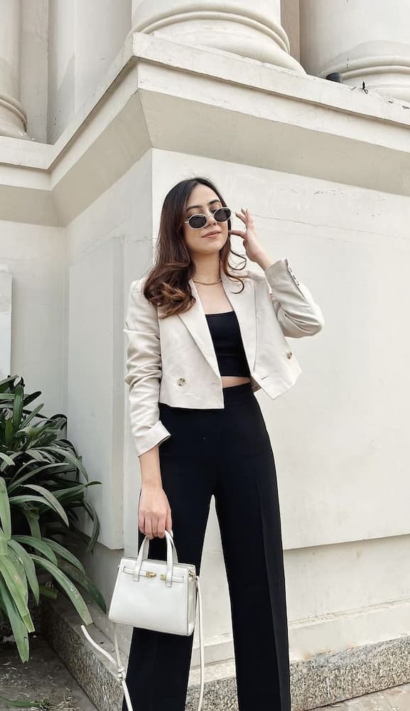 blazer bege para look com cropped preto e calça alfaiataria 