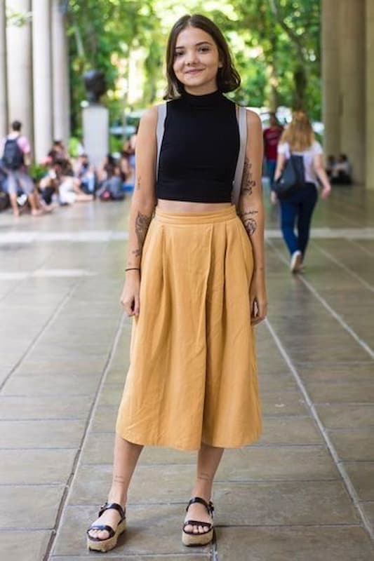 look com cropped preto e saia midi amarela 