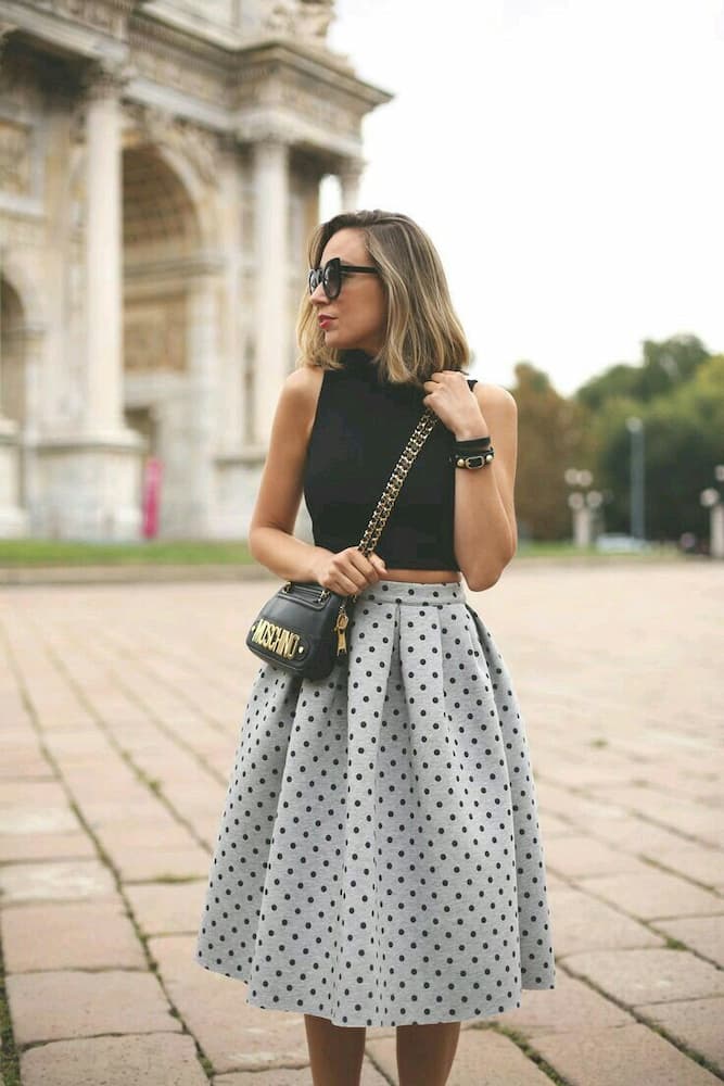 look com cropped preto e saia midi de bolinhas