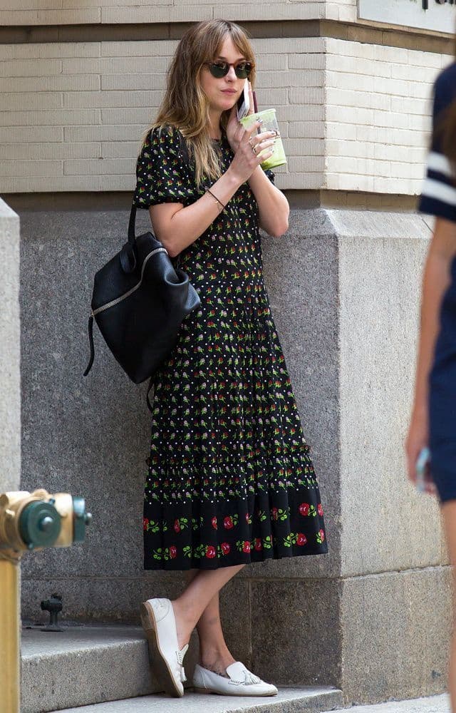 look com mocassim branco e vestido midi floral Foto Dakota Johnson