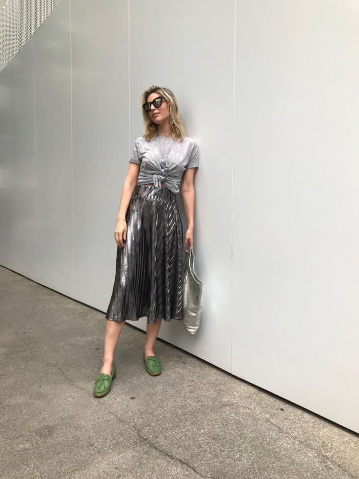 look com mocassim e saia prata midi