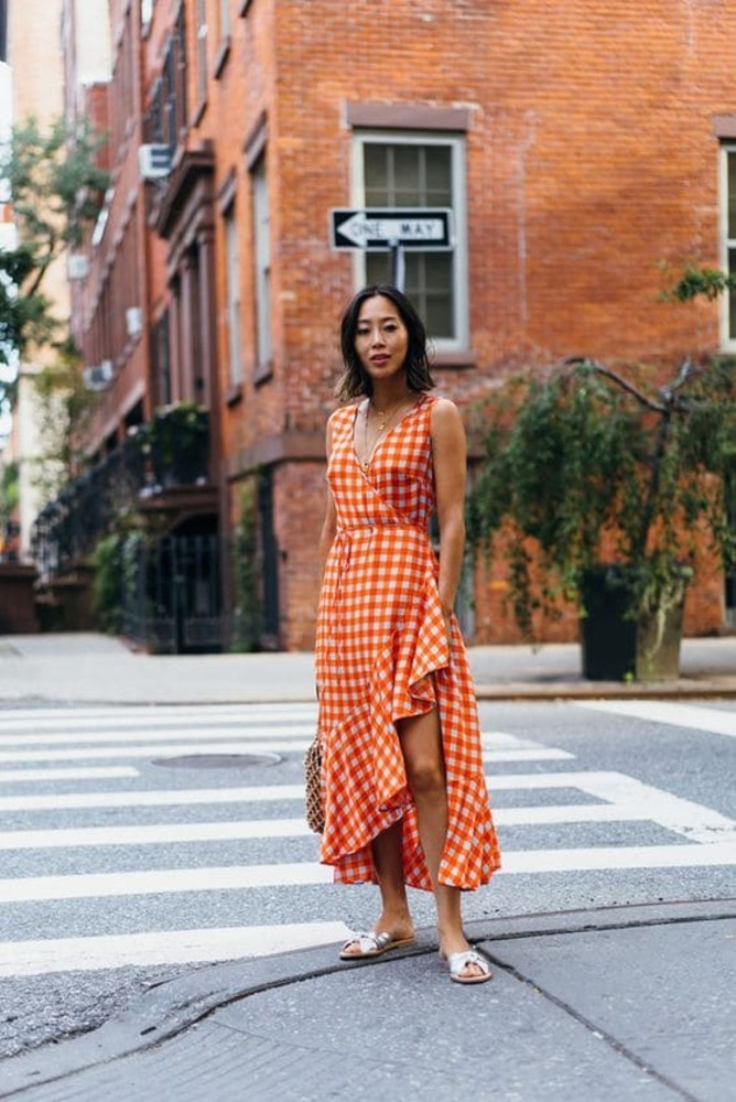 look de verão com vestido com xadrez vichy laranja