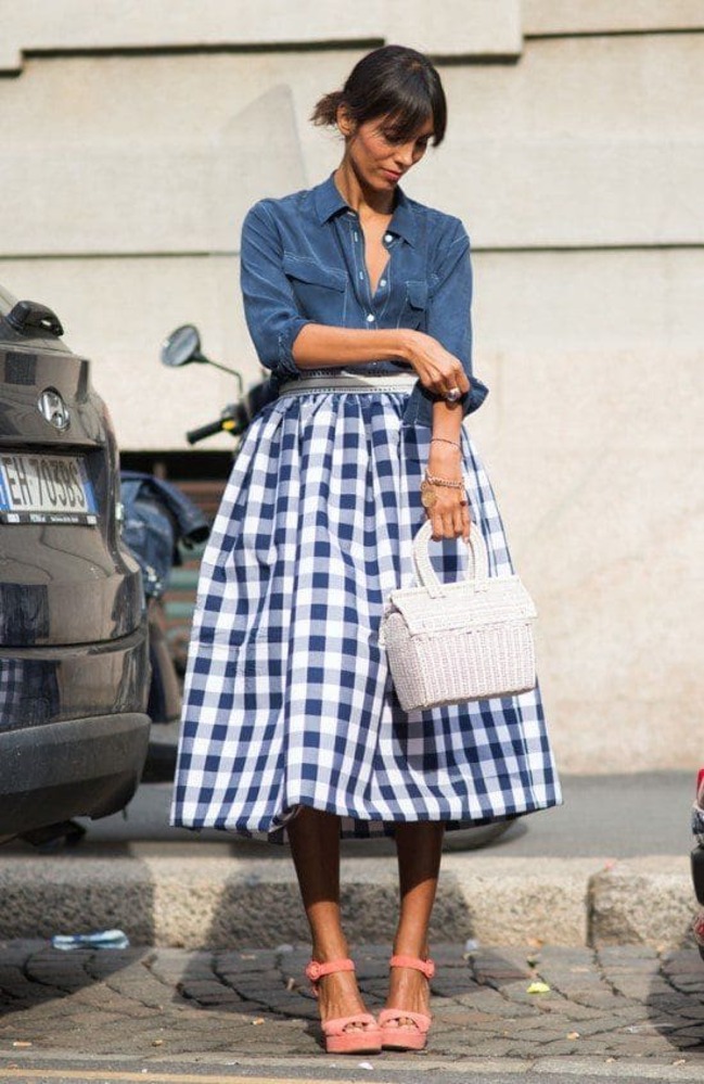 look monocromatico com camisa azul e saia xadrez vichy