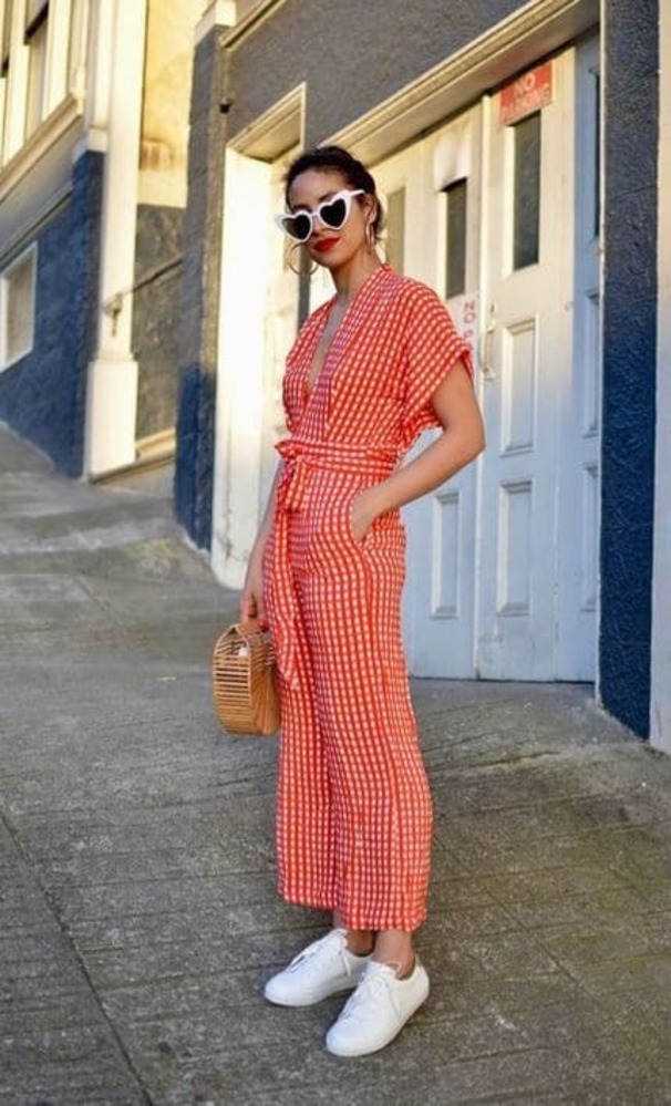 macacão branco e vermelho para look com xadrez vichy