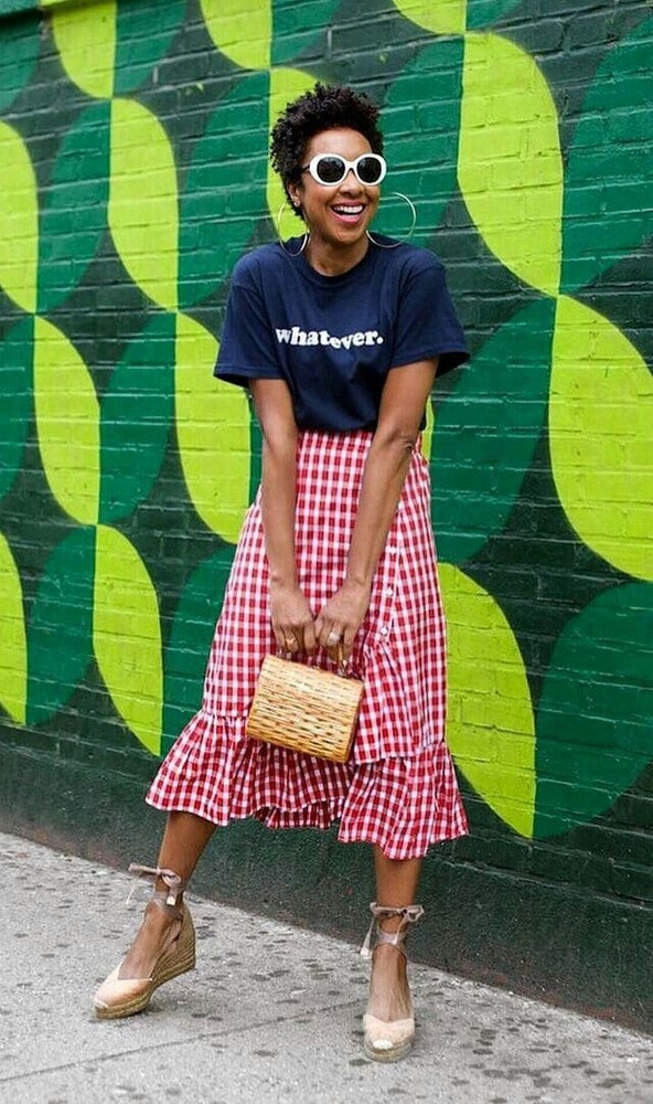 saia com estampa vichy para look com camiseta azul marinho 