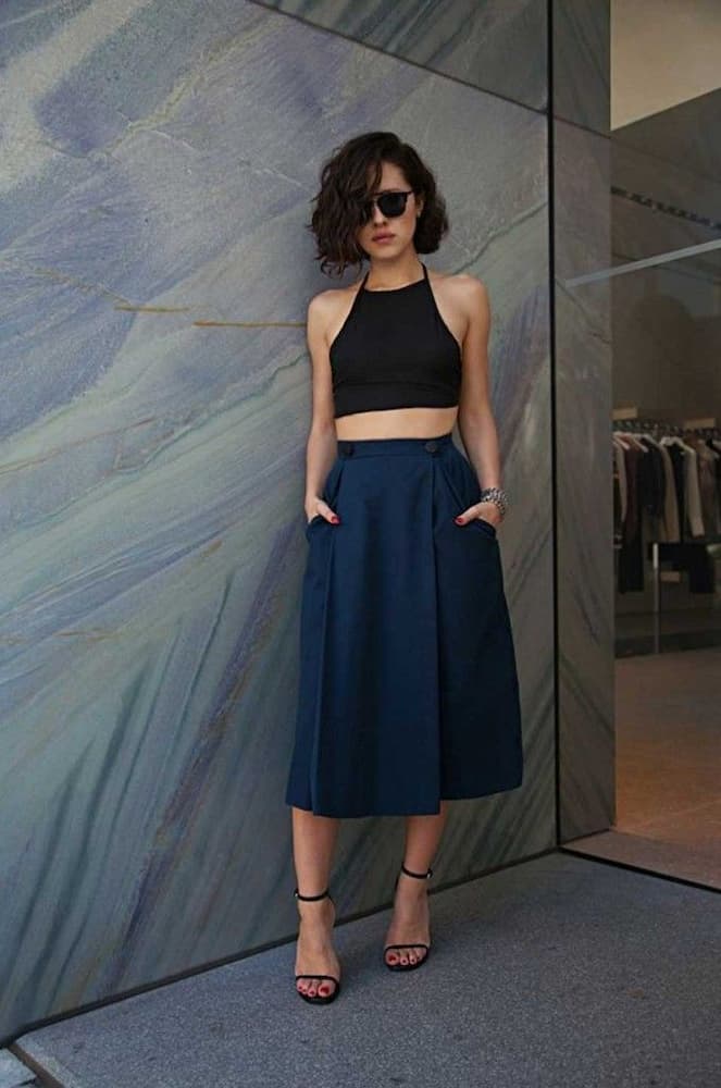 sandália delicada para look com cropped e saia midi 