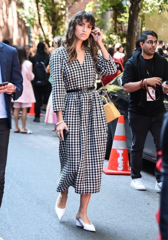 sapato branco para look com vestido xadrez vichy 