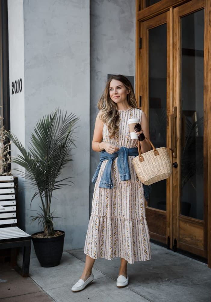 vestido floral para look com mocassim branco